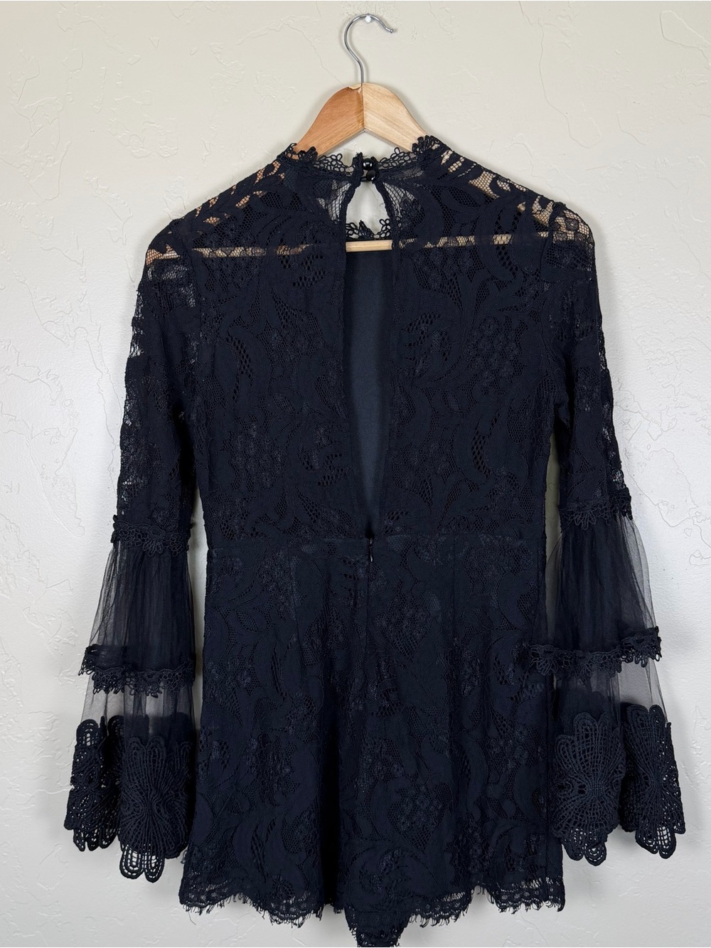 Vici Women’s Black Lace Bell Sleeve Romper Size Medium - Picture 5 of 8